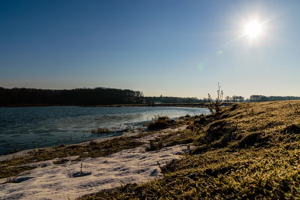 Hermoso paisaje de invierno, la tierra está cubierta de hielo —  Fotos de Stock