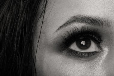 Güzel bir kızın siyah beyaz fotoğrafı.