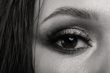 Güzel bir kızın siyah beyaz fotoğrafı.