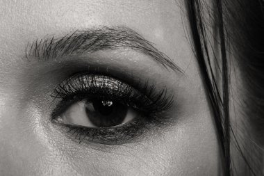 Güzel bir kızın siyah beyaz fotoğrafı.