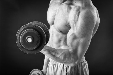 Farklı poz vücut geliştirmeci onların kas gösteren teşkil etmektedir. Karanlık bir arka plan üzerinde hata oluştu. Erkek gösteren kaslar zorlayarak. Güzel kas vücut atlet.