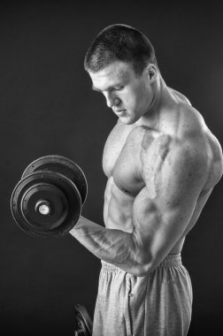 Farklı poz vücut geliştirmeci onların kas gösteren teşkil etmektedir. Karanlık bir arka plan üzerinde hata oluştu. Erkek gösteren kaslar zorlayarak. Güzel kas vücut atlet.