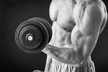 Farklı poz vücut geliştirmeci onların kas gösteren teşkil etmektedir. Karanlık bir arka plan üzerinde hata oluştu. Erkek gösteren kaslar zorlayarak. Güzel kas vücut atlet.