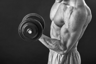 Farklı poz vücut geliştirmeci onların kas gösteren teşkil etmektedir. Karanlık bir arka plan üzerinde hata oluştu. Erkek gösteren kaslar zorlayarak. Güzel kas vücut atlet.