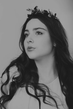 Karanlık bir arka plan üzerinde güzel, gizemli, şirin esmer. Siyah ve beyaz fotoğraf güzel gizemli esmer.