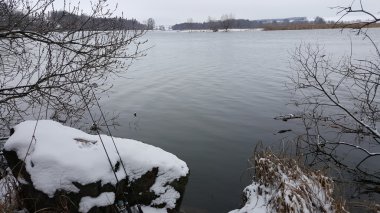 Güzel kış manzara, arazi buzla kaplıdır