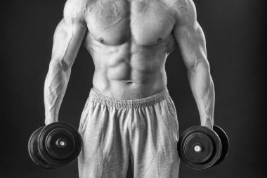 Farklı poz vücut geliştirmeci onların kas gösteren teşkil etmektedir. Karanlık bir arka plan üzerinde hata oluştu. Erkek gösteren kaslar zorlayarak. Güzel kas vücut atlet.