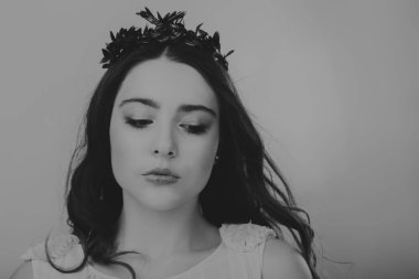 Karanlık bir arka plan üzerinde güzel, gizemli, şirin esmer. Siyah ve beyaz fotoğraf güzel gizemli esmer.