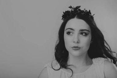 Karanlık bir arka plan üzerinde güzel, gizemli, şirin esmer. Siyah ve beyaz fotoğraf güzel gizemli esmer.