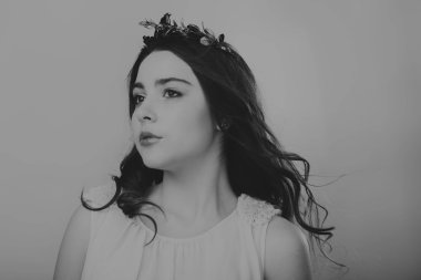 Karanlık bir arka plan üzerinde güzel, gizemli, şirin esmer. Siyah ve beyaz fotoğraf güzel gizemli esmer.