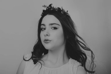 Karanlık bir arka plan üzerinde güzel, gizemli, şirin esmer. Siyah ve beyaz fotoğraf güzel gizemli esmer.