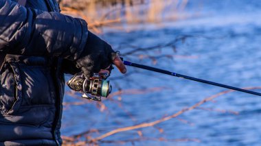 Nehir kıyısındaki balıkçı