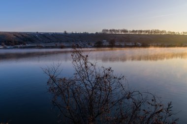 Güzel kış manzara, arazi buzla kaplıdır