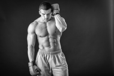 Boks eldivenleri adam. Siyah arka plan üzerinde genç boksör savaşçısı. Savaşmaya hazır boksörü. Boks, egzersiz, kas, güç, güç - eğitim ve boks gücü kavramı