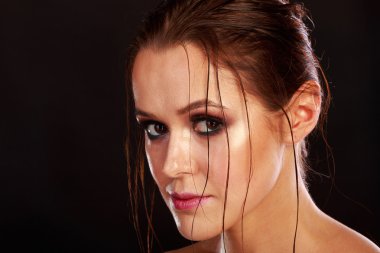 Güzellik moda portre bir esmer. Düşük anahtar bir kız portresi