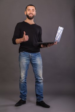 Bir dizüstü bilgisayar ile şık, başarılı iş adamı