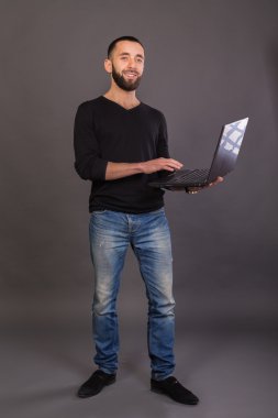Bir dizüstü bilgisayar ile şık, başarılı iş adamı