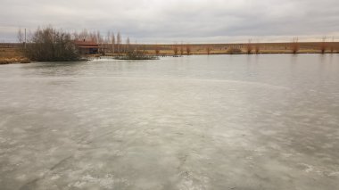 Güzel kış manzara, arazi buzla kaplıdır