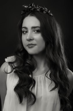 Hafif bir arka plan üzerinde kısa bir etek bir kız. Güzel ve genç birbayan. Güzel profesyonel makyaj.