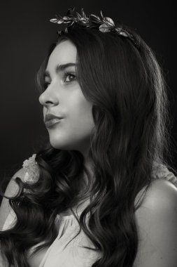 Hafif bir arka plan üzerinde kısa bir etek bir kız. Güzel ve genç birbayan. Güzel profesyonel makyaj.