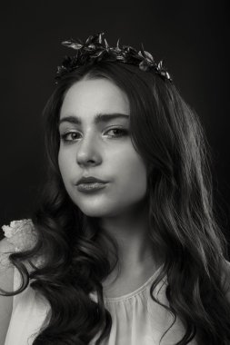 Hafif bir arka plan üzerinde kısa bir etek bir kız. Güzel ve genç birbayan. Güzel profesyonel makyaj.