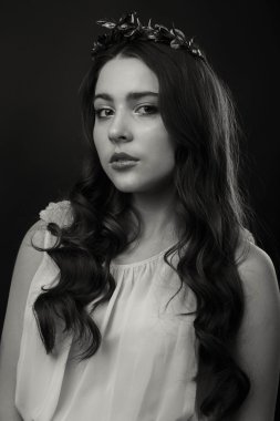 Hafif bir arka plan üzerinde kısa bir etek bir kız. Güzel ve genç birbayan. Güzel profesyonel makyaj.