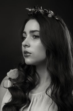 Hafif bir arka plan üzerinde kısa bir etek bir kız. Güzel ve genç birbayan. Güzel profesyonel makyaj.