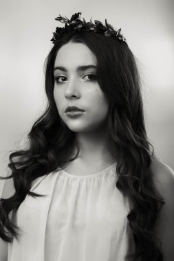 Hafif bir arka plan üzerinde kısa bir etek bir kız. Güzel ve genç birbayan. Güzel profesyonel makyaj.