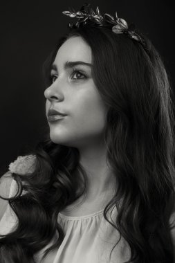 Hafif bir arka plan üzerinde kısa bir etek bir kız. Güzel ve genç birbayan. Güzel profesyonel makyaj.