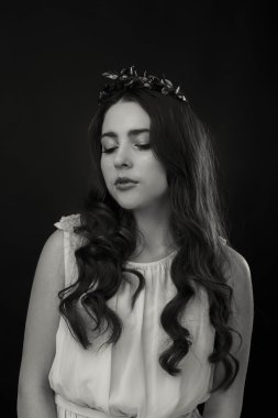 Hafif bir arka plan üzerinde kısa bir etek bir kız. Güzel ve genç birbayan. Güzel profesyonel makyaj.