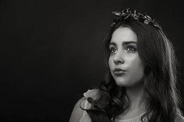 Hafif bir arka plan üzerinde kısa bir etek bir kız. Güzel ve genç birbayan. Güzel profesyonel makyaj.