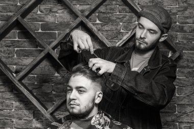 Temizleme kafası berber dükkanı. Baş berber temizlik. Baş istemci yıkama berber. Salonların baş istemciye yıkama.