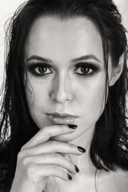 Güzellik moda portre bir esmer. Düşük anahtar bir kız portresi