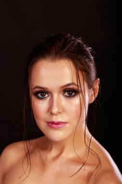 Güzellik moda portre bir esmer. Düşük anahtar bir kız portresi