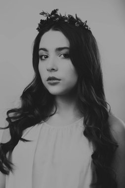 Karanlık bir arka plan üzerinde güzel, gizemli, şirin esmer. Siyah ve beyaz fotoğraf güzel gizemli esmer.