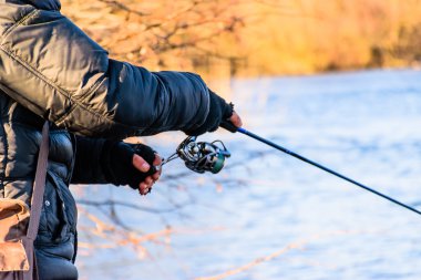 Nehir kıyısındaki balıkçı