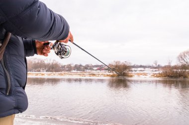 Nehir kıyısındaki balıkçı