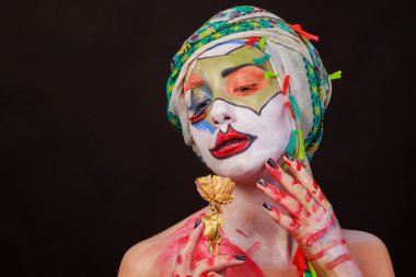 Sanat makyaj. Güzel kadın portre makyajlı, yakın çekim