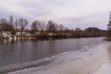 Güzel kış manzara, arazi buzla kaplıdır