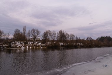Güzel kış manzara, arazi buzla kaplıdır