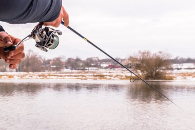 Nehir kıyısındaki balıkçı