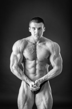 Farklı poz vücut geliştirmeci onların kas gösteren teşkil etmektedir. Karanlık bir arka plan üzerinde hata oluştu. Erkek gösteren kaslar zorlayarak. Güzel kas vücut atlet.