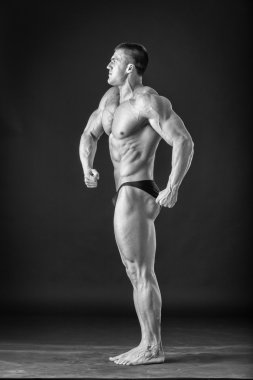 Farklı poz vücut geliştirmeci onların kas gösteren teşkil etmektedir. Karanlık bir arka plan üzerinde hata oluştu. Erkek gösteren kaslar zorlayarak. Güzel kas vücut atlet.