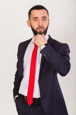 İş takım elbiseli genç şık işadamı.