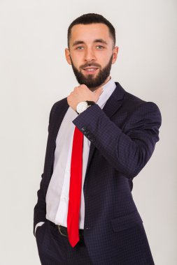 İş takım elbiseli genç şık işadamı.