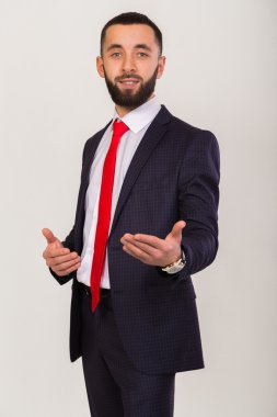 İş takım elbiseli genç şık işadamı.