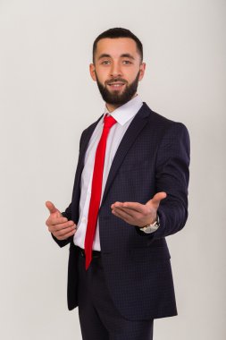 İş takım elbiseli genç şık işadamı.