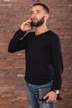 Şık, başarılı iş adamı. Stüdyoda duygusal genç adam.