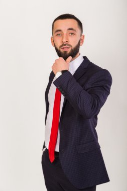 İş takım elbiseli genç şık işadamı.