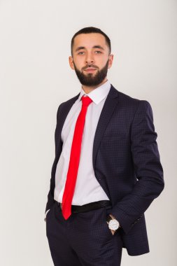 İş takım elbiseli genç şık işadamı.